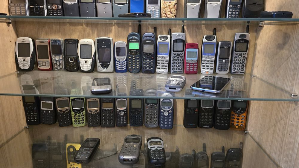 Lot de 190 telefoane vechi de colectie Nokia Ericsson Motorola
