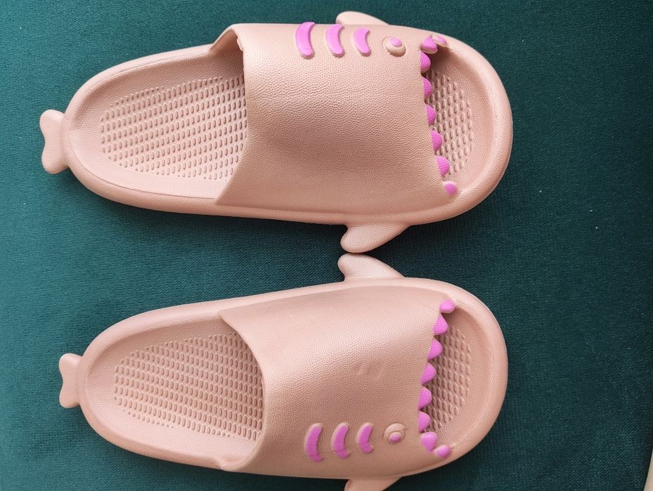 Papuci noi de vânzare