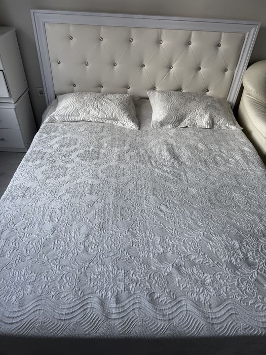 Покрывало с наволочкой на двуспальнюю кровать !