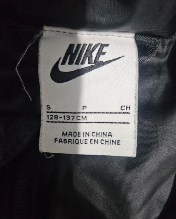 Geaca Nike neagra marimea copii S (128-134)