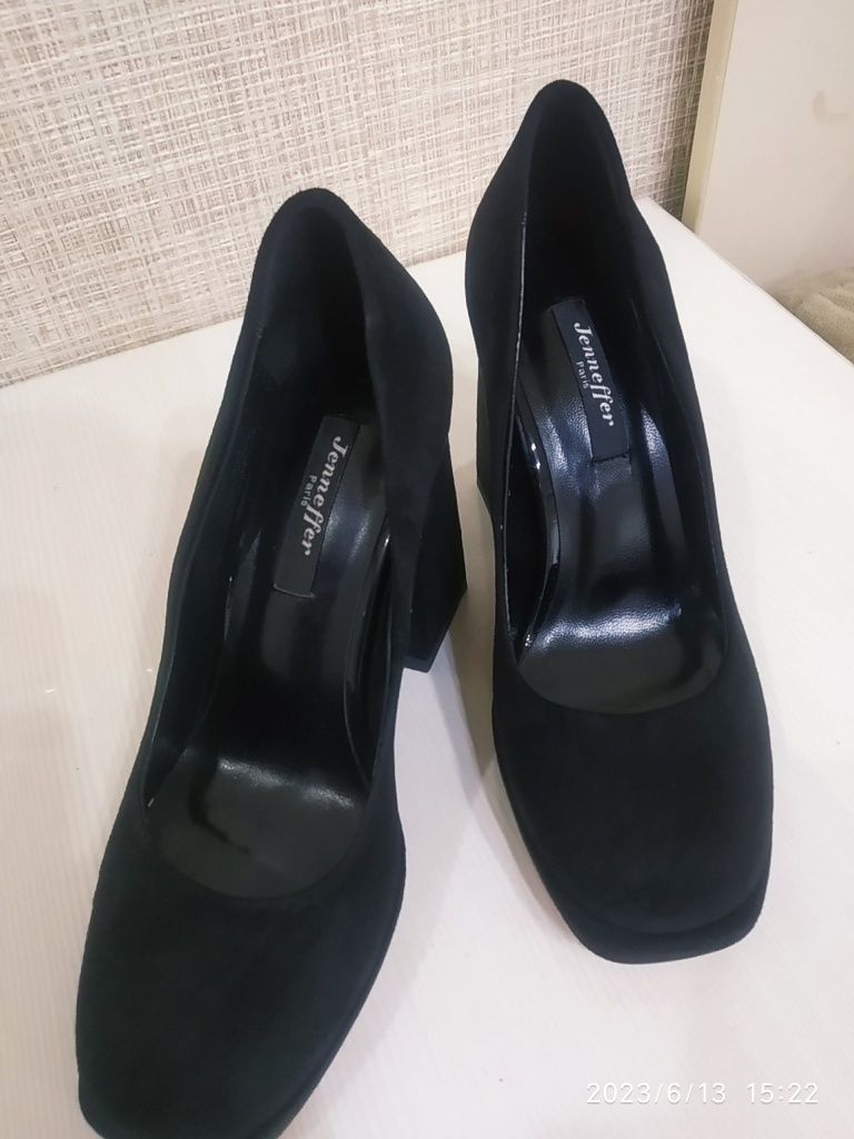 Чёрные замшевые туфли