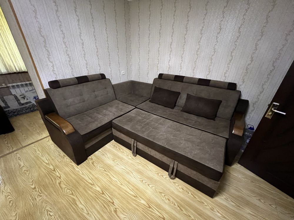 Продам комплект мягкой мебели (диван + кресло)