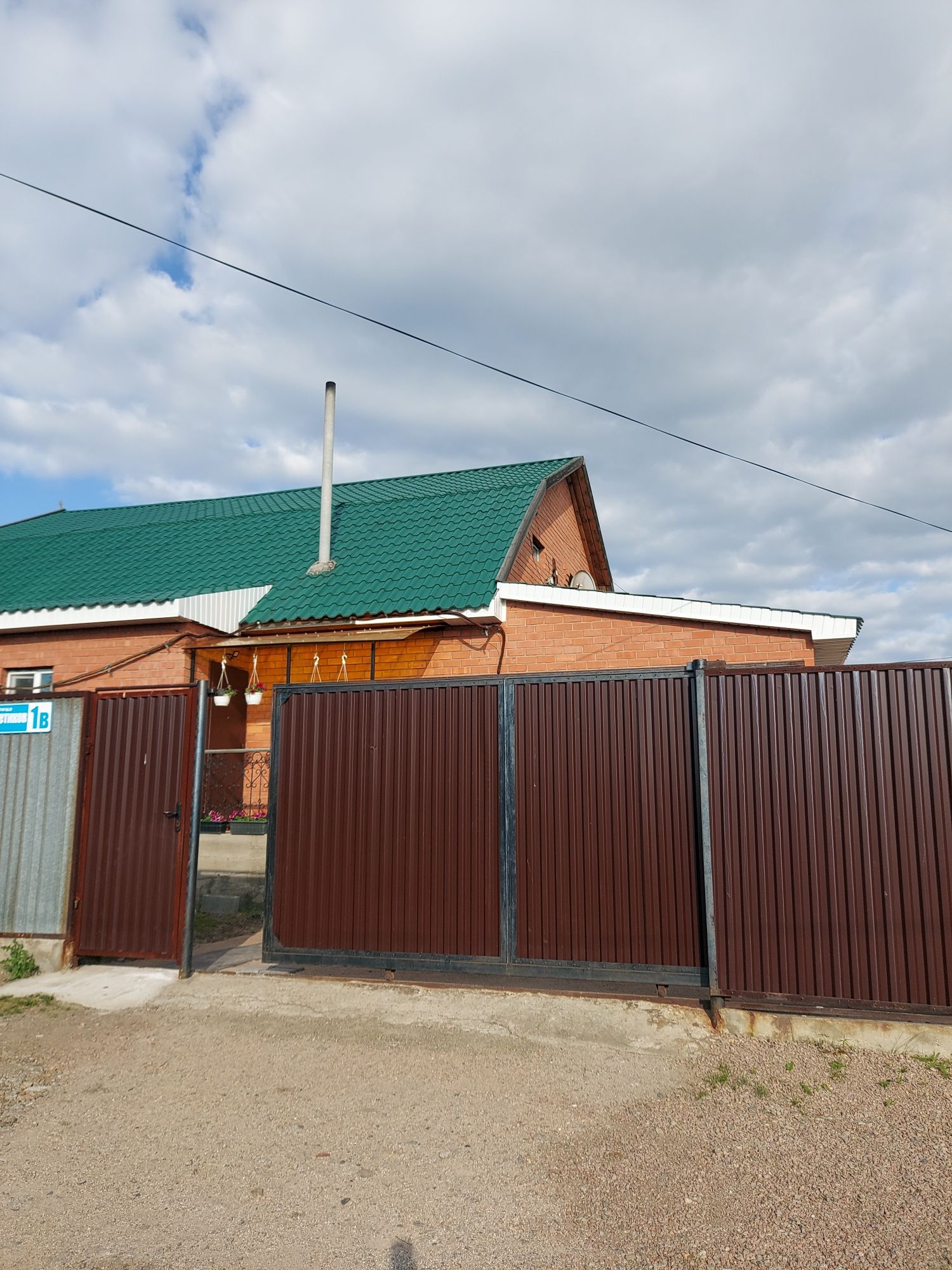 Продам коттедж 2 уровня.Рядом лес и горы 100 метров от дома.