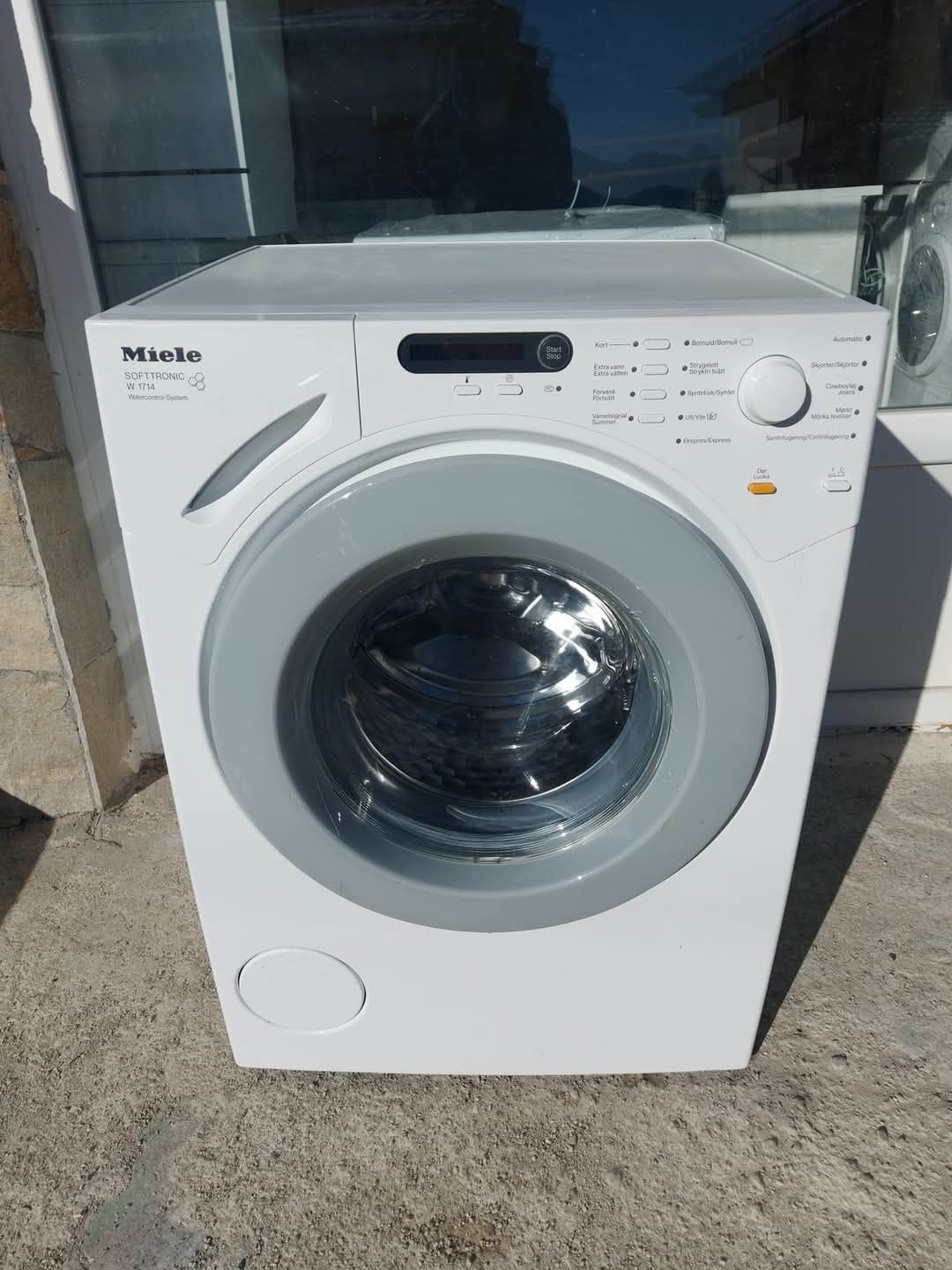 Miele W1714
Цена:499лв.
Капацитет на пране 7 кг.
Енергиен клас А+++
14