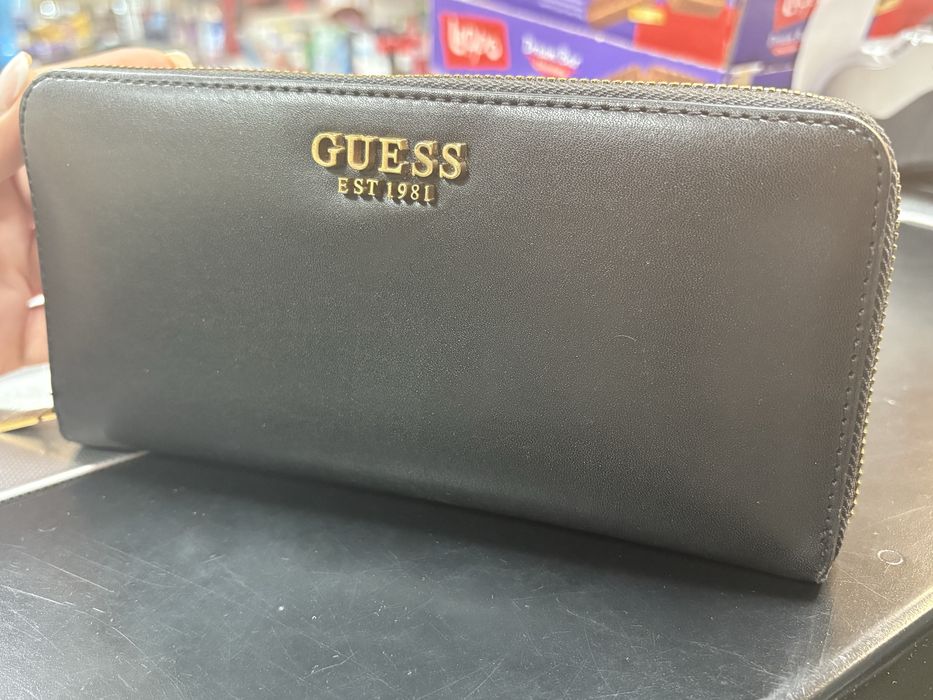 Портфейл на Guess отлично състояние