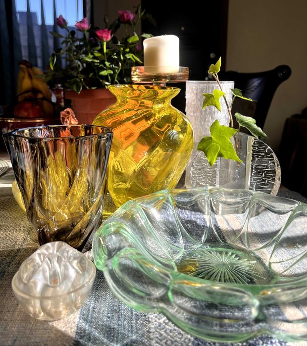 Стъклени вази и фруктовница