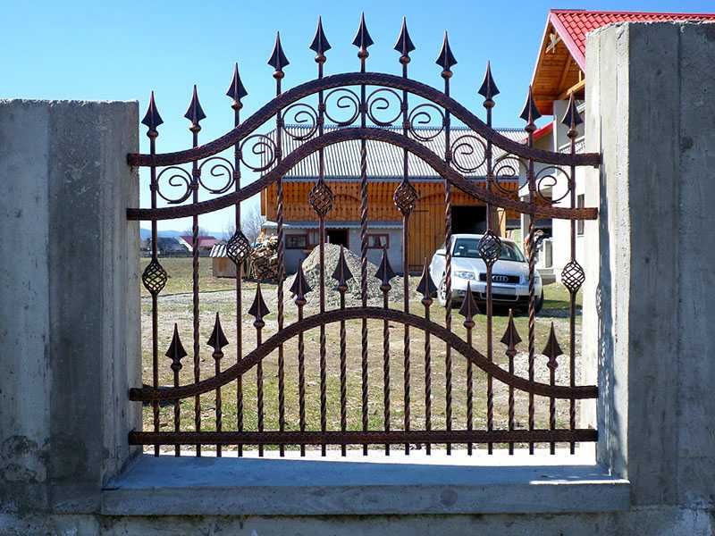 Garduri si porti moderne din lemn, fier, sipca, plasa tip jaluzaea