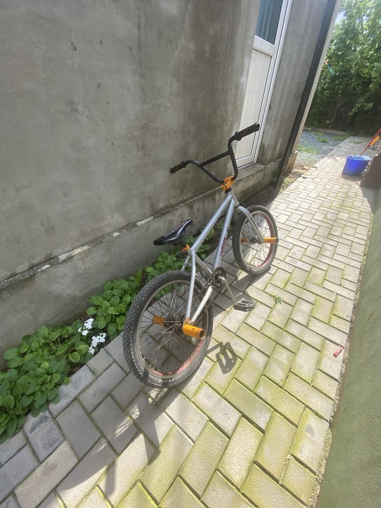 Vând bicicleta BMX