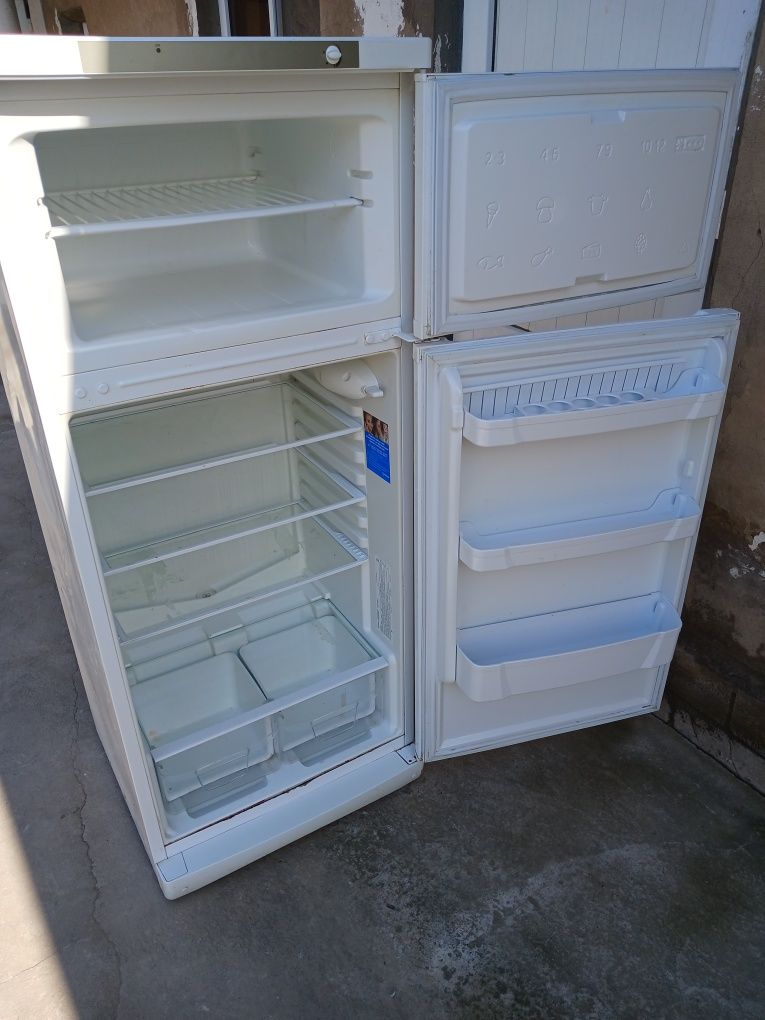 Срочно Продается холодильник INDESIT
