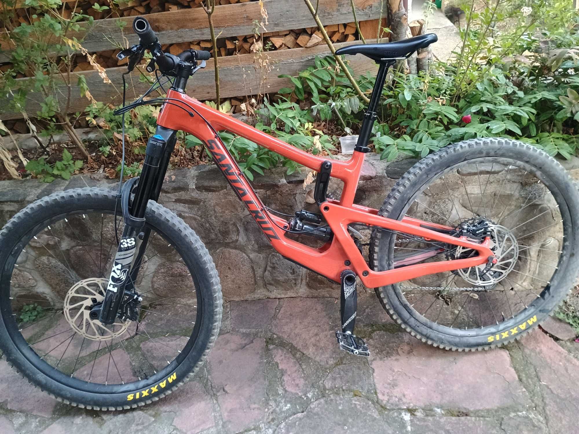 Santa Cruz nomad carbon