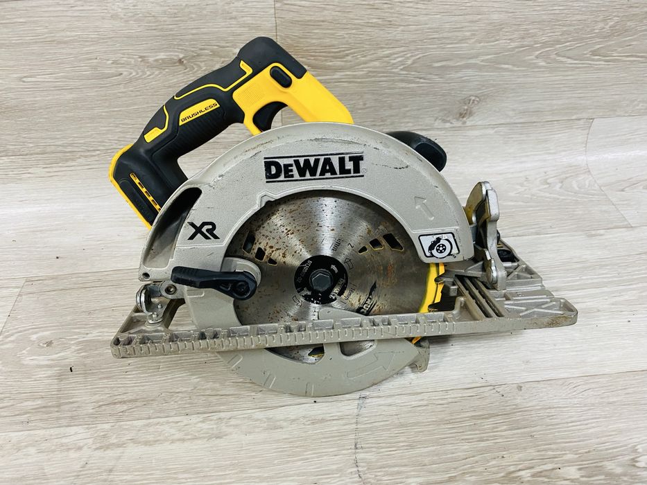 Circular Dewalt DCS572