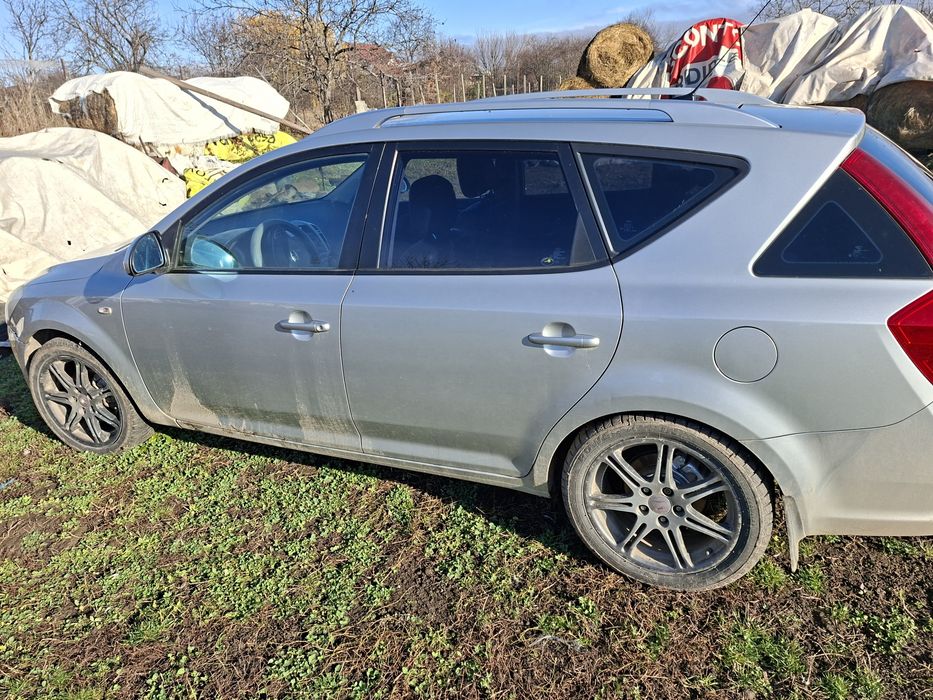 Vând Kia Ceed ..