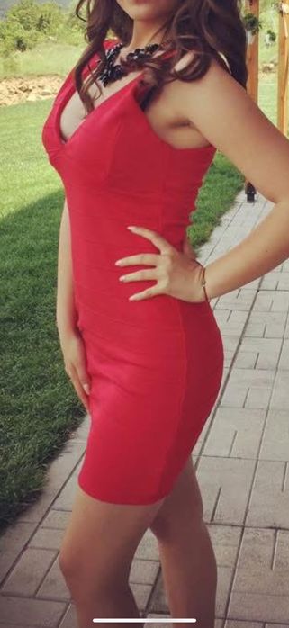 Елегантна червена рокля