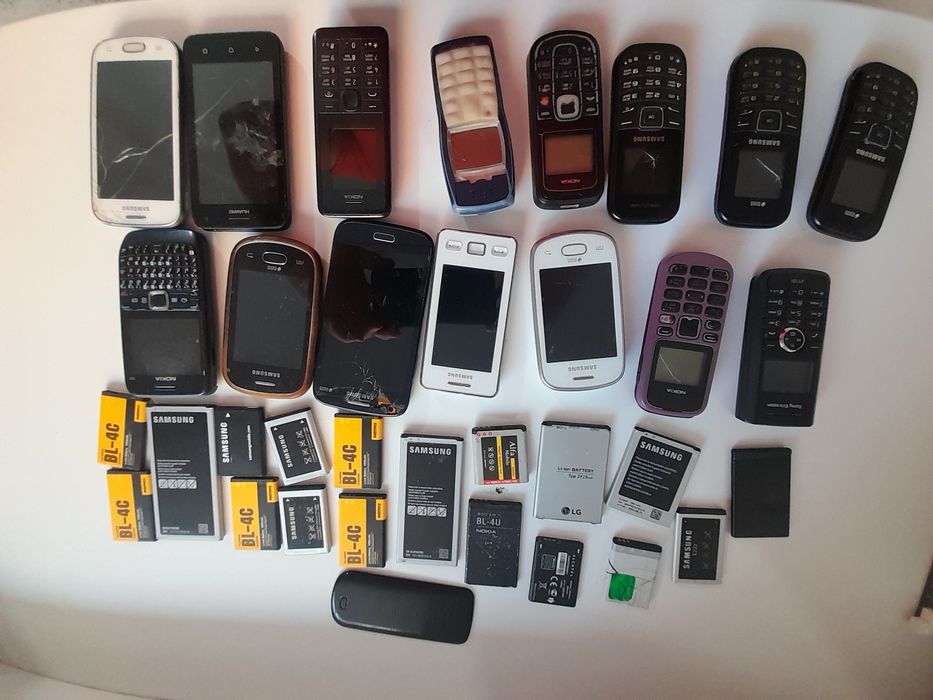 Продам телефоны не которые возможно рабочие точно не знаю очень давно