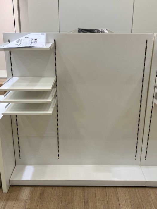 Продават се мебели от верига магазини за дрехи