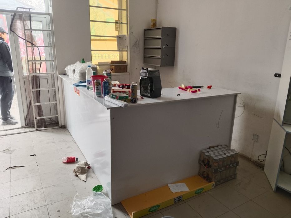 Стойка для кассы Магазина и имеется стойка для пив