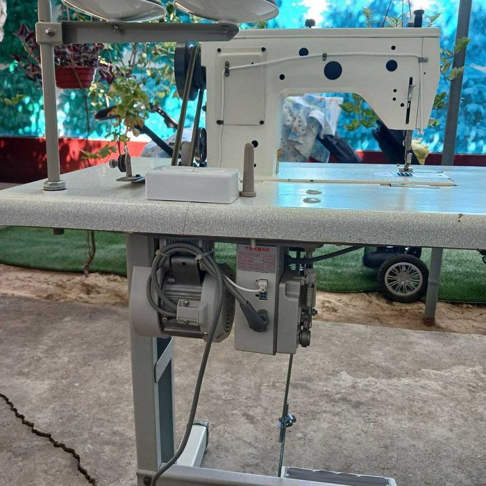 Швейная, зиг-заг машина. Год гарантии/Металл/Комплект.