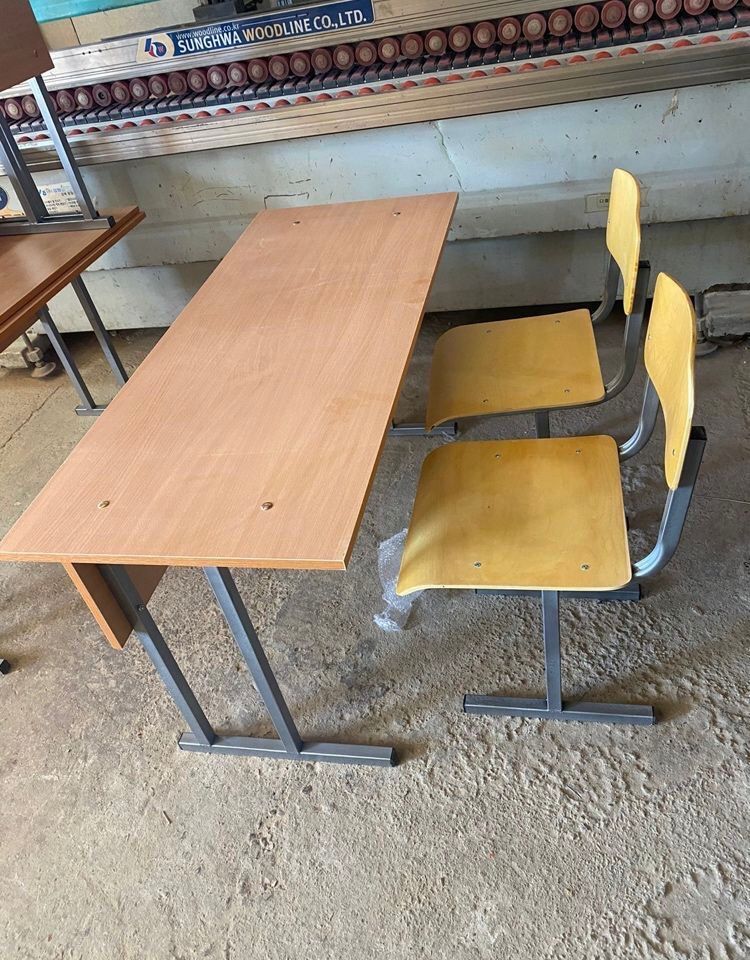 Школьная парта комплект + 2 стуль