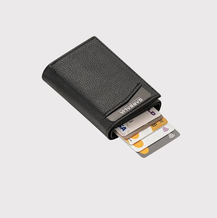 Черен портфейл с малтийски механизъм