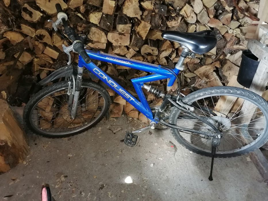 Vând bicicleta cu suspensie