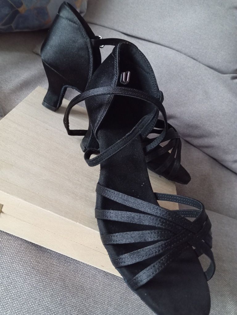 Нови обувки за танцуване