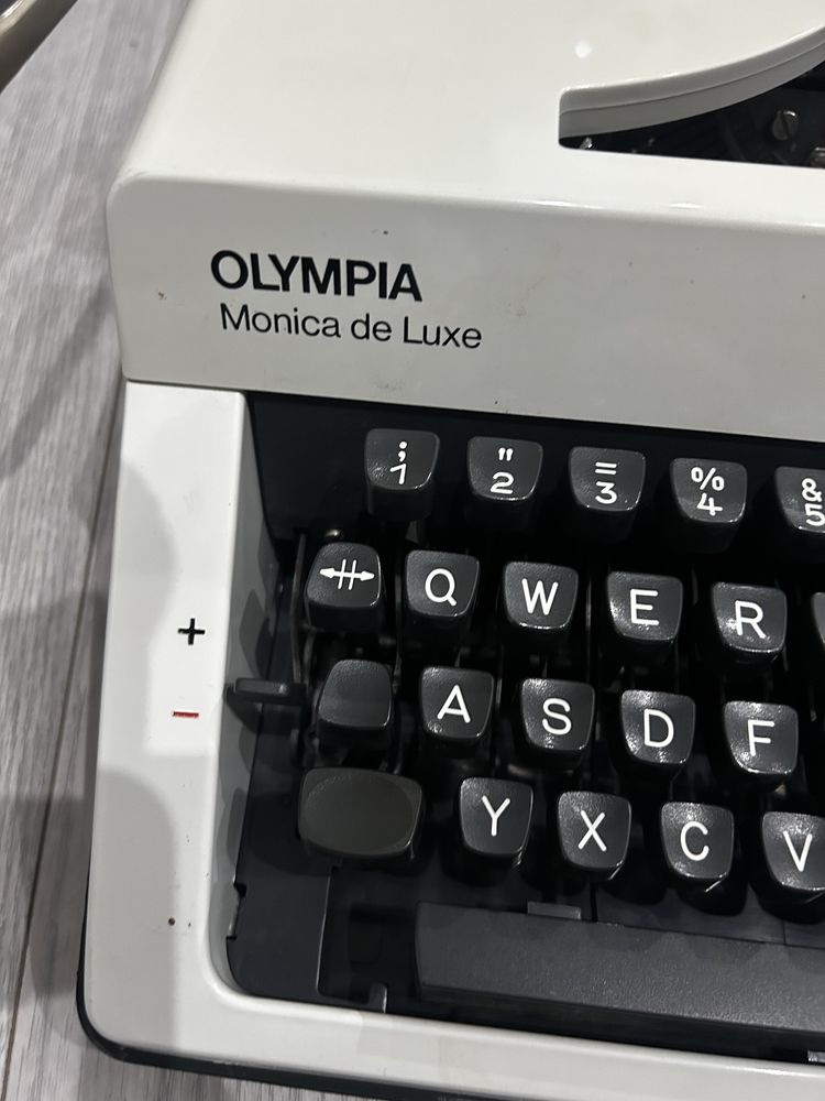 Mașină de scris Olympia Monica De Luxe Portabilă