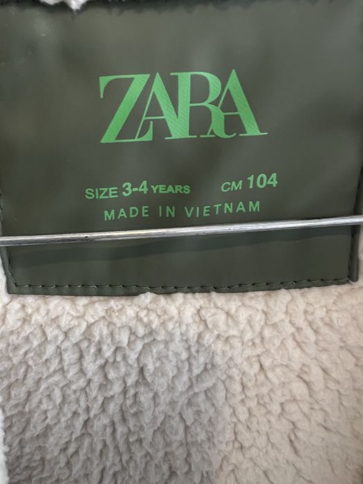 Geaca Zara impermeabila 3 / 4 ani - marimea  104