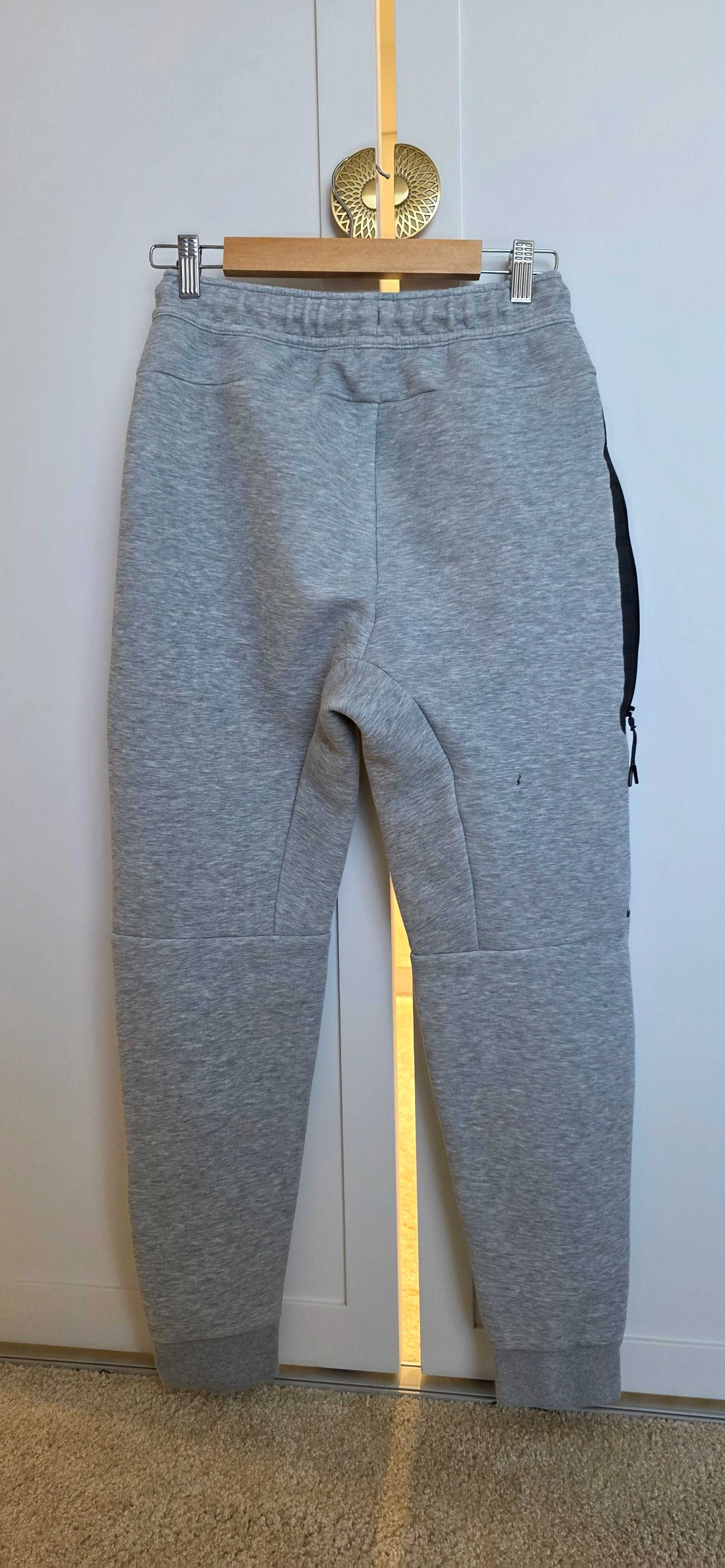 Долнище Nike Tech Fleece размер S, цвят сив