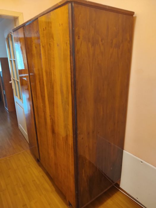 Старинен орехов гардероб