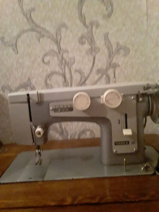Машинка швейная ножная, с тумбой, "Чайка", цена 10000 тенге.