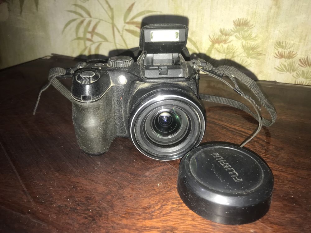 Fujifilm (finepix s2000HD) 10 mp, 15 zoom. рабочий