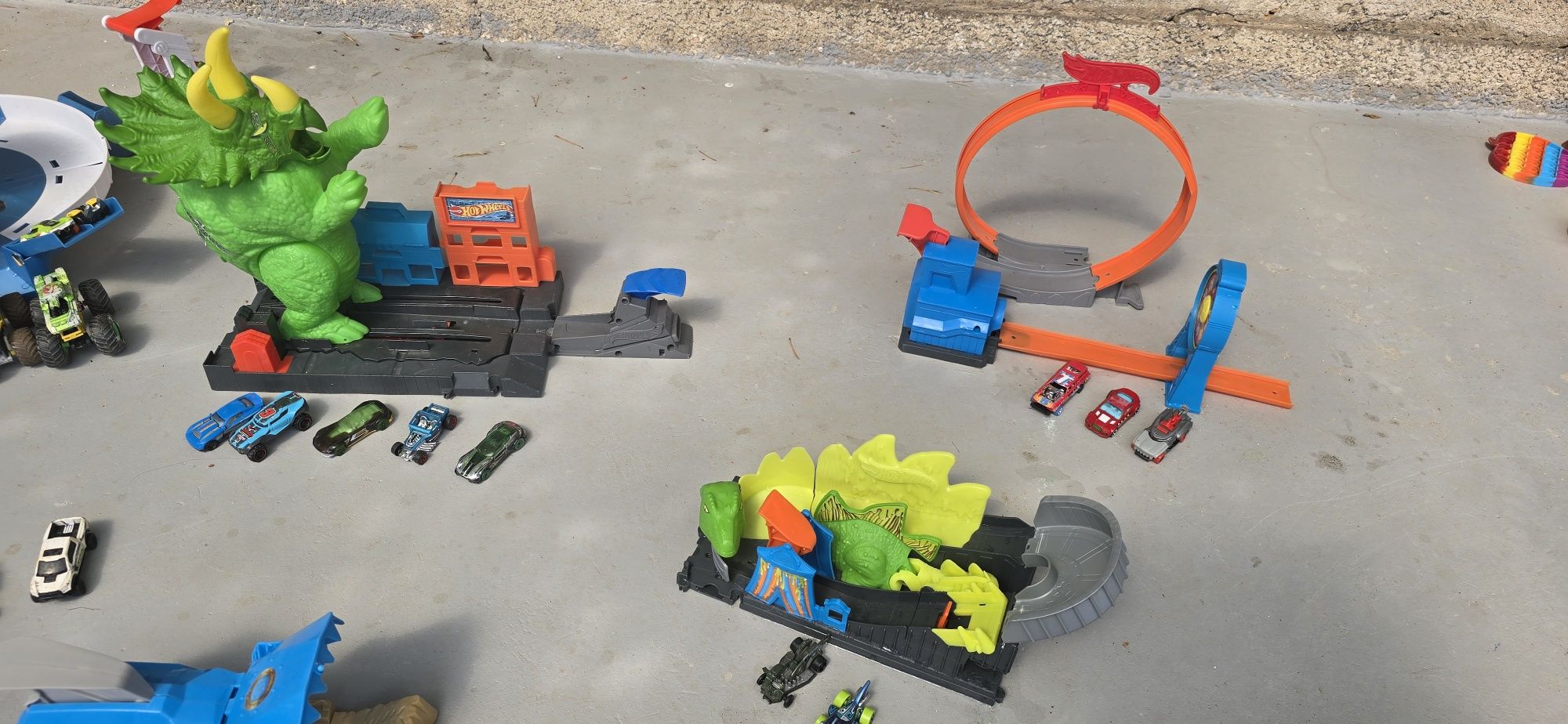 Колекция Hot Wheels – писти, чудовища и над 50 колички