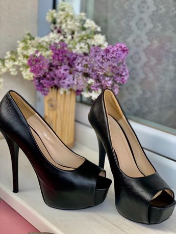 Елегантни дамски високи обувки