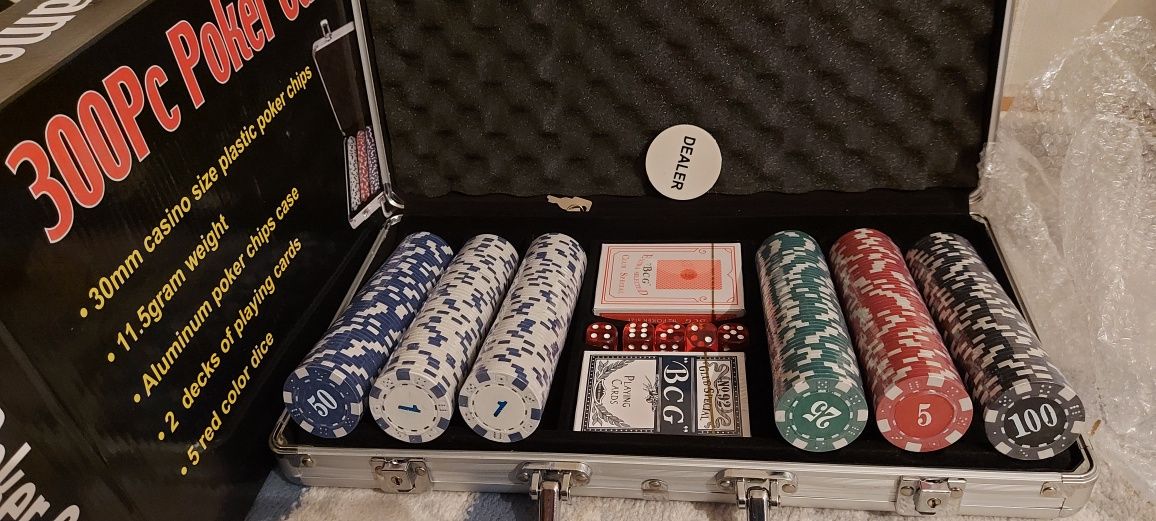 Настольная игра в покер. Покер в кейсе на 300 фишек. Poker game. Карты