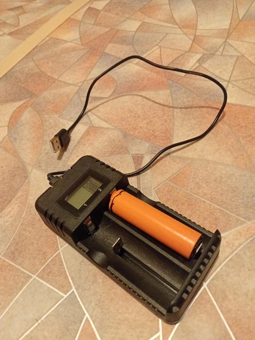 Продам зарядное устройство для двух аккумуляторов 18650...
