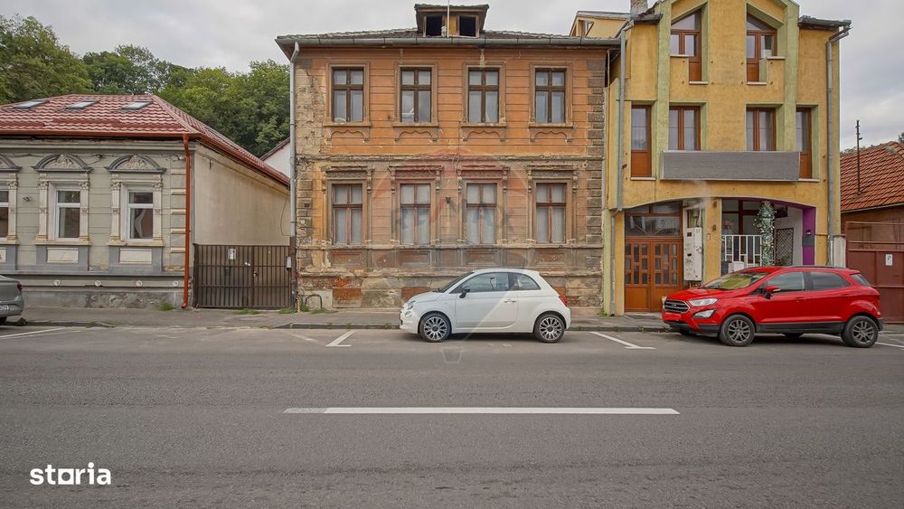 Vilă pe str Alexandru Ioan Cuza, 10 camere, S + P + E, teren 282 mp