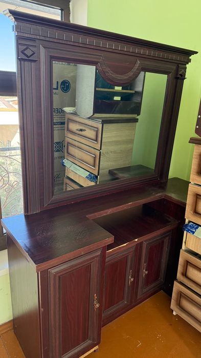 Продается туалетный столик и тумбы