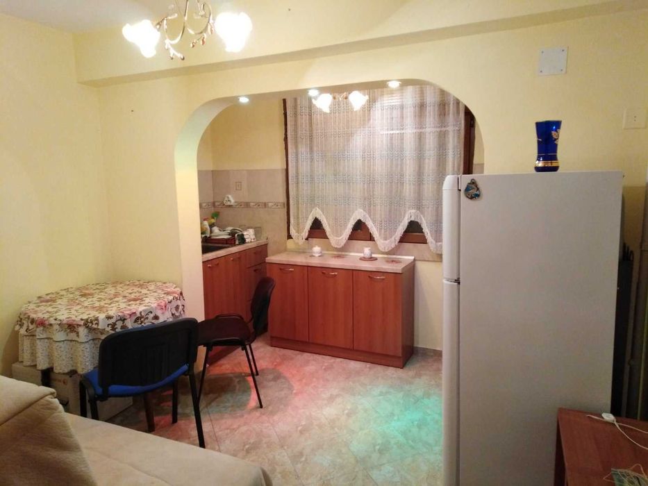 Дава се под наем Двустаен апартамент в Бургас, Славейков - 50 кв.м за 107.1 € - Снимка #1