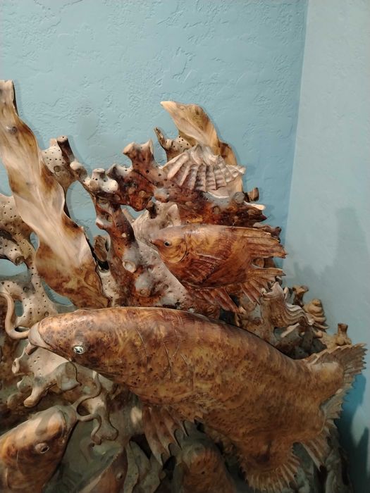 Резная скульптура из дерева