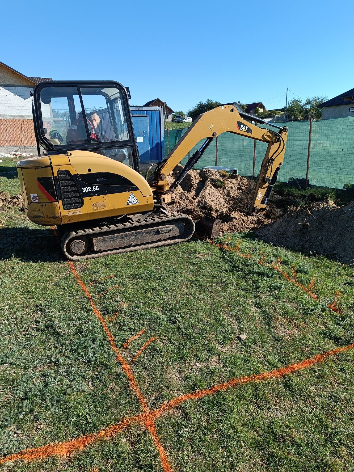 Execut lucrări cu miniexcavator