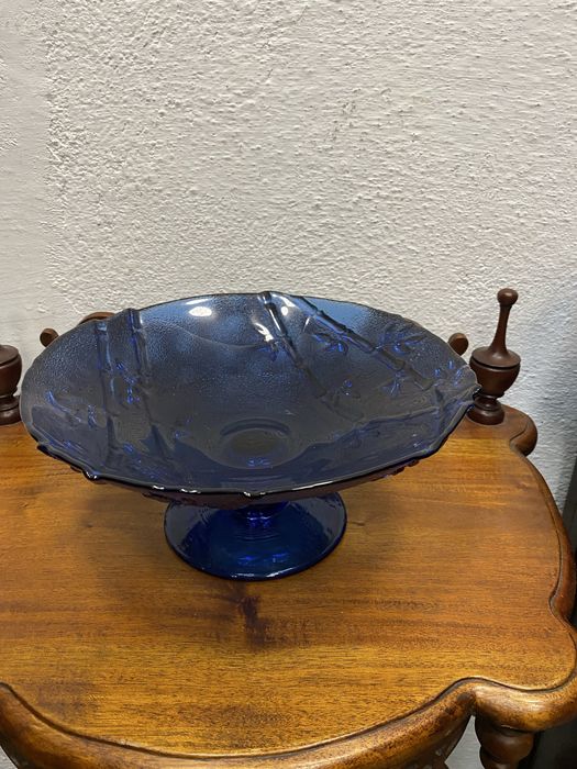 Синя стъклена купа  фруктиера на столче винтидж Чехословакия 1960 1979