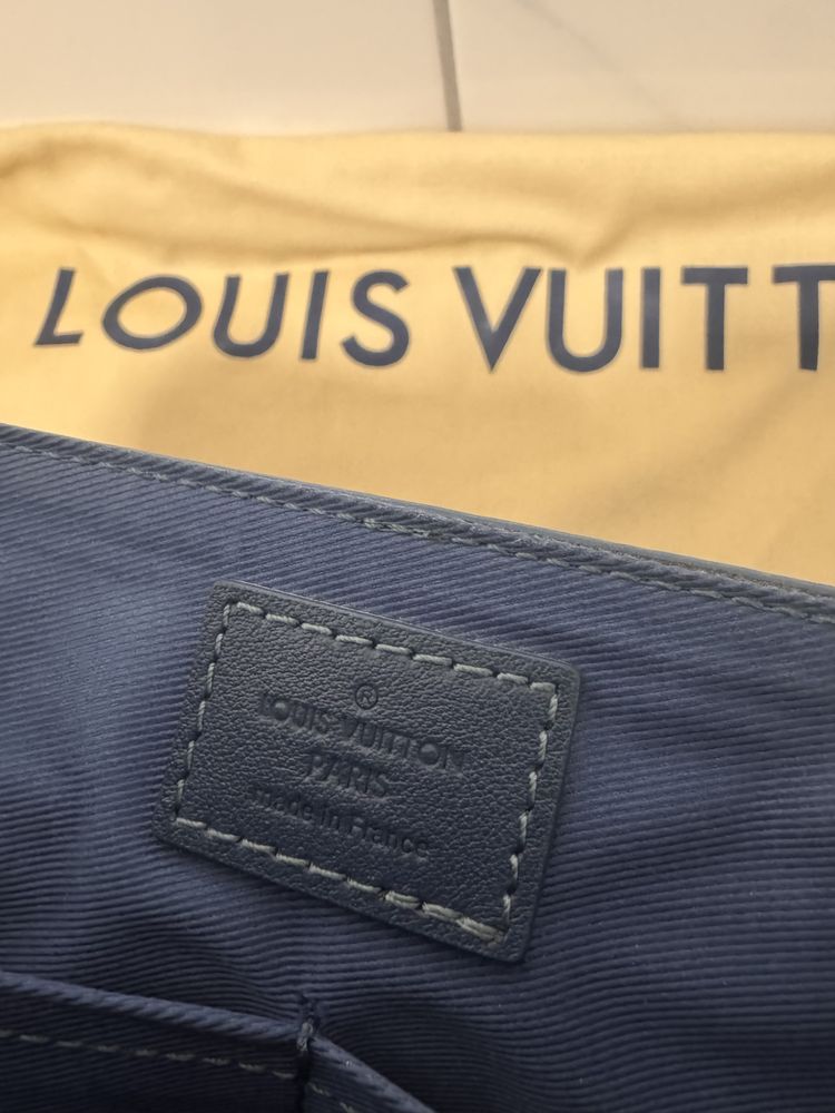 Louis Vuitton Take Off Messenger
