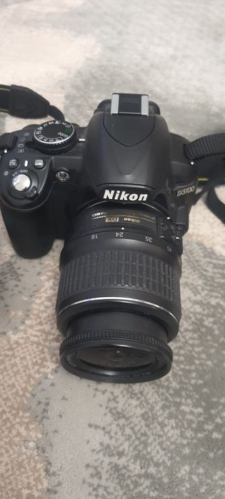 Aparate photo Nikon D3100 și Canon Eos