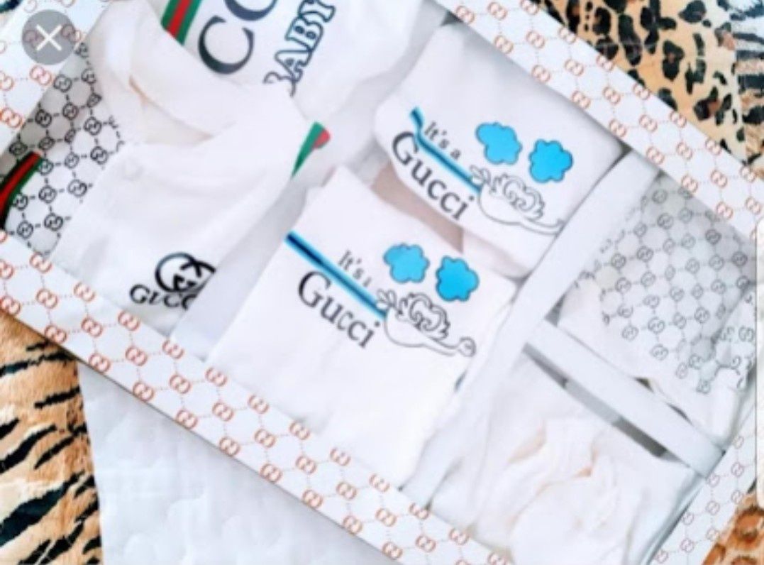 Set bebe 7 piese Gucci/bumbac/ vatsta 0-6 luni