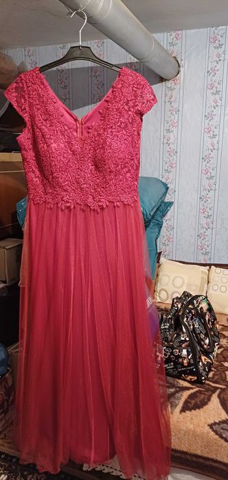 Червена дълга рокля