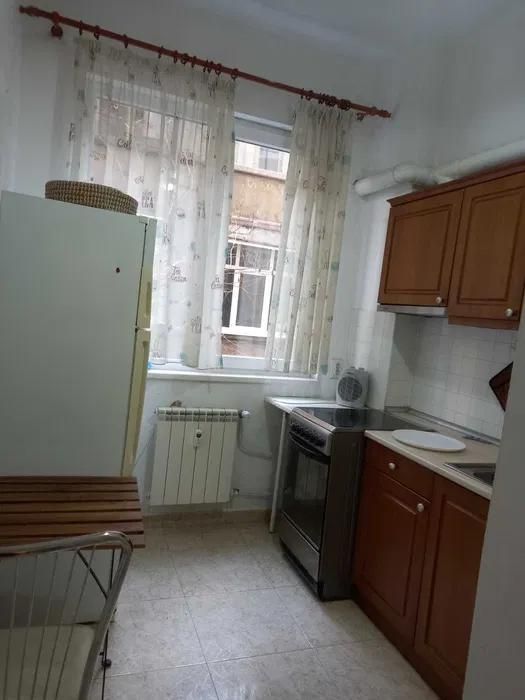 Дава се под наем Тристаен апартамент в София, Център - 100 кв.м за 750 € - Снимка #2