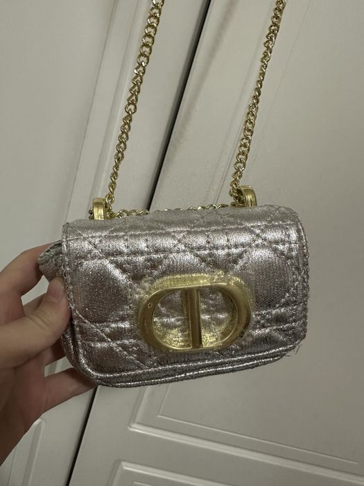 миниатюрная версия сумки Dior Caro.