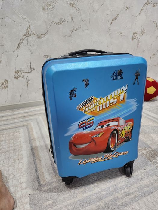 Продам детский чемодан