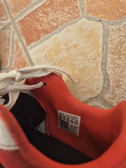 Vând adidași Adidas ,mărime 39,5 ,preț 90 lei