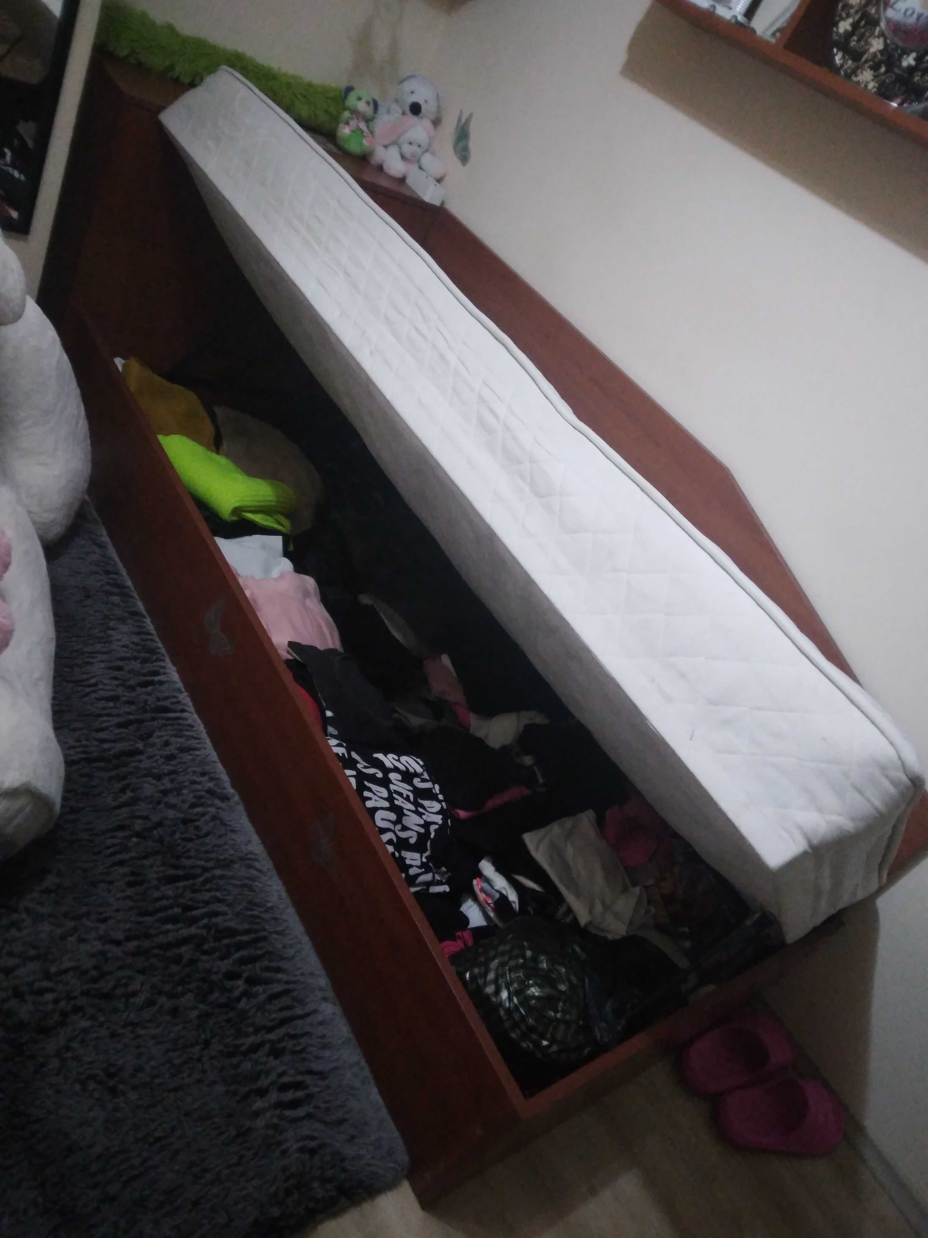 Детско легло 80/190 с матрак , ракла , шкафчета и гардероб.